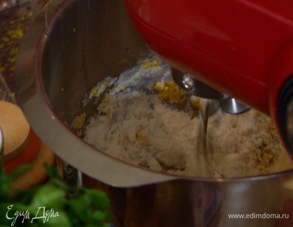 Продолжая взбивать, добавить половину муки и цедру лимонов.