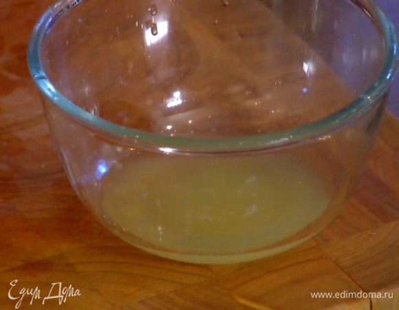 Не выключая комбайна, порциями влить в тесто лимонный сок. 