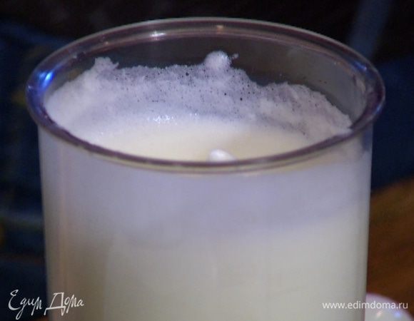 Белки взбить в пышную пену.