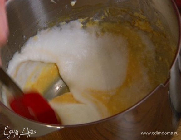 Влить в тесто молоко, затем порциями ввести взбитые белки, все еще раз вымешать. 