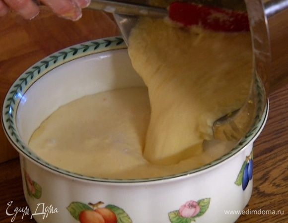 Керамическую форму для выпечки смазать оставшимся сливочным маслом, вылить в нее тесто и отправить в разогретую духовку на 50 минут.