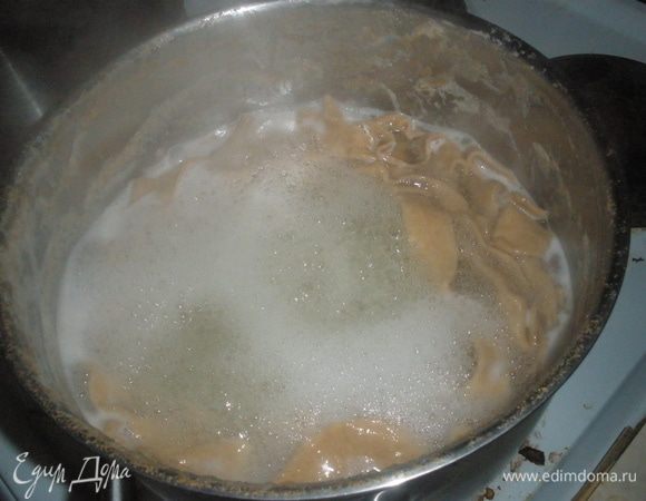 Отвариваем пасту в большом количестве воды.