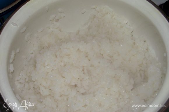 Отварить, лучше сварить в большем количестве воды, чтобы рис был более рассыпчатым.