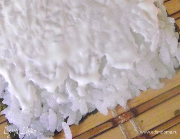 Смазать серединку сметаной или сливочным сыром. Так суши становятся мягче и нежнее.