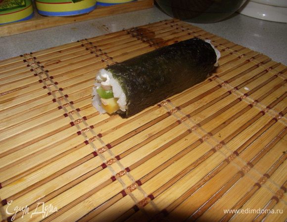 Скрутить в рулет. Обрезать лишнее по краям. Затем самым острым ножом разрезать по середине потом два получившихся кусочка ещё по середине. В итоге из одного рулета 4 кусочка.