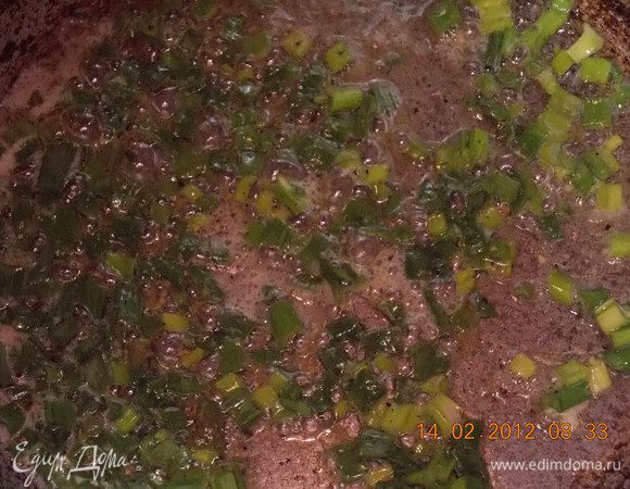 нарезать мелко зелёный лук и слегка обжарить на сливочном масле