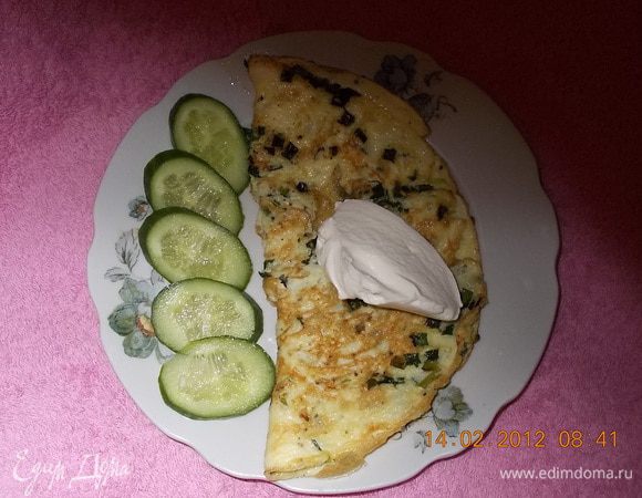 выложить на тарелку,добавить сметану и нарезанный огурец.