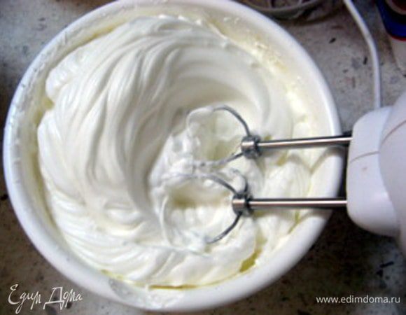 Взбить белки со щепоткой соли. 