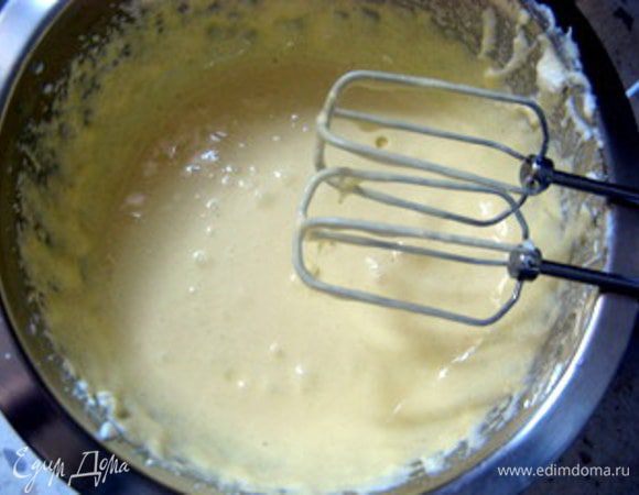 Соединить всё вместе.
Выпекать в форме не более 22 см в диаметре при 180° около 15-20 минут. Проверить готовность деревянной палочкой.Этот бисквит не поднимается,а остаётся довольно низким.Готовый бисквит остудить.

