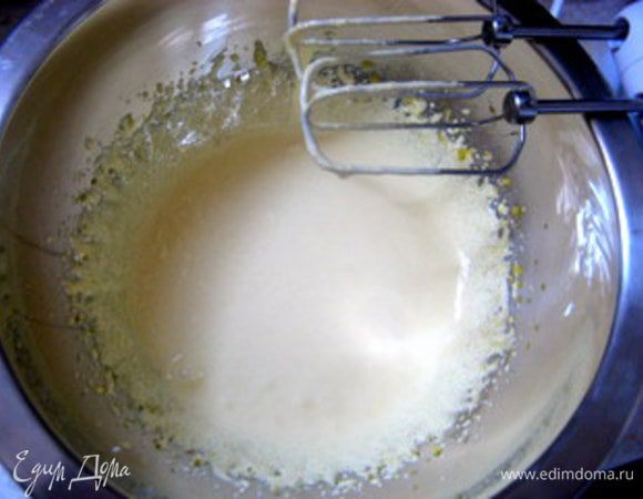 Желатин замочить в холодной воде и через 10 минут растопить в кастрюльке с толстым дном.
Миксером взбить 4 желтка с 100 гр сахара в миске, которая подойдёт для водяной бани. 
