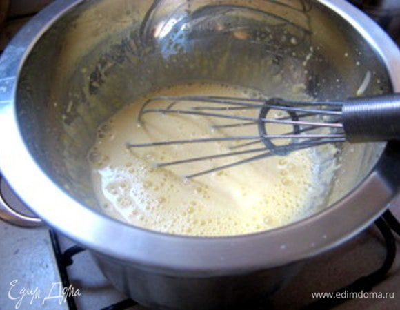 Взбитые желки смешать со 150 мл вина и перенести на водяную баню.
Варить, постоянно помешивая венчиком, пока яичная масса не загустеет.
