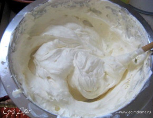 В остывшую массу влить желатин и добавить взбитые сливки. 
Хорошо перемешать деревянной ложкой.
