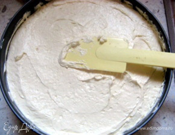 Накрыть клубнику 2/3 готового крема. Разровнять лопаткой.

