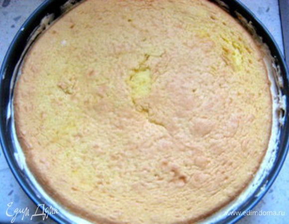 Сверху разместить второй диск. Пропитать его вином.