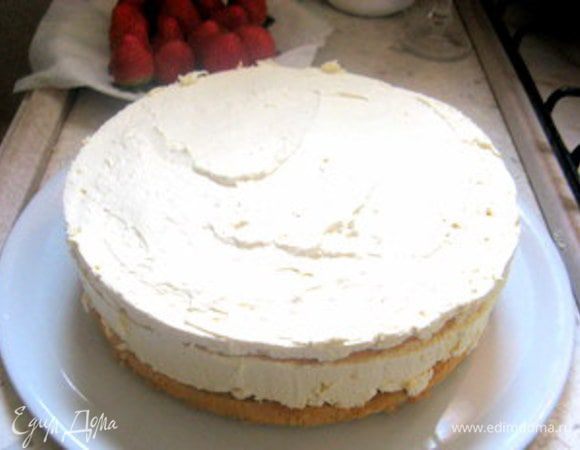 Достать торт из холодильника. Взбить оставшиеся 150 мл сливок. Обмазать торт сливками и украсить свежей клубникой и создать узоры с помощью кулинарного шприца. 