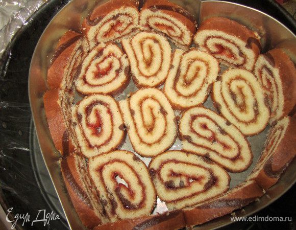 Режем рулетик(в иделале..лучше испечь самой  ..но я исправлюсь) 
 и выкладываем на дно формочки