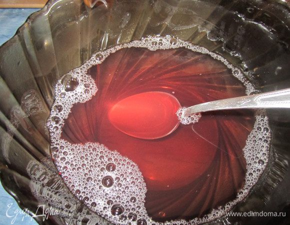 делаем желе..
первую пачку..все сделала как написано на упаковке, только воды налила в 2 раза меньше..и заливаем наши рулетики...даем застыть слою..в холодильнике...