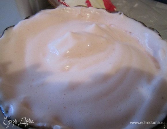 Залить 1 п. (10 г) желатина 50 мл холодной воды, через 10 минут нагреть, помешивая, до растворения желатина. До кипения не доводить . 
 Сахар 100 г перемешать с 1 п. (45 г) клубничного желе и залить150 мл кипятка, размешать до полного растворения сахара и желе. 
 Добавить желатин, перемешать и остудить до комнатной температуры. 
 Взбивать примерно 15-20 минут миксером.