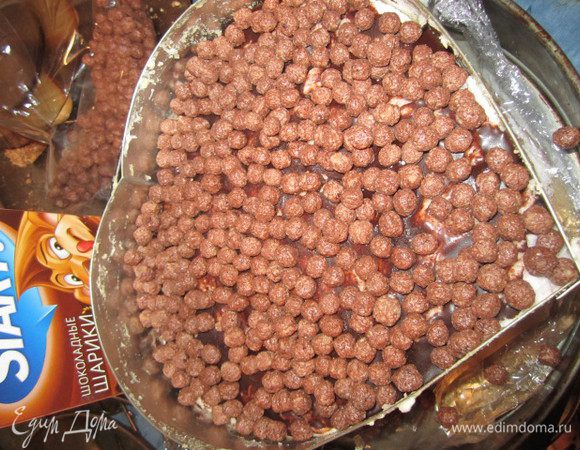 теперь готовим 3 слой 
-на водяной бане..топим шоколад с маслом 
 для того..чтобы второй слой прилип к первому..я горячим шоколадом покрываю наш второй слой 
 и посыпаю шоколадными шариками