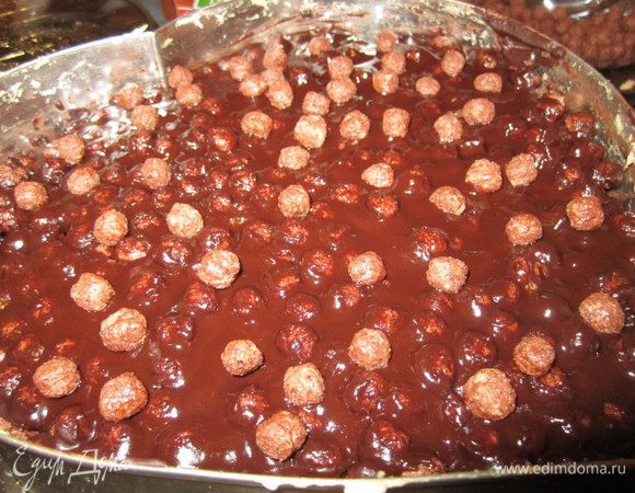 и сверху заливаю чуть остывшим шоколадом... 
 и для красоты ещё посыпаю шариками