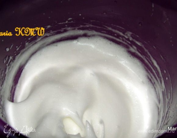 Белки оттедлить от желтков и взбить с щепоткой соли.