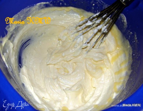 Творог, желтки и сахар взбить, соединить с взбитыми белками.
Булочки порезать на кубики.