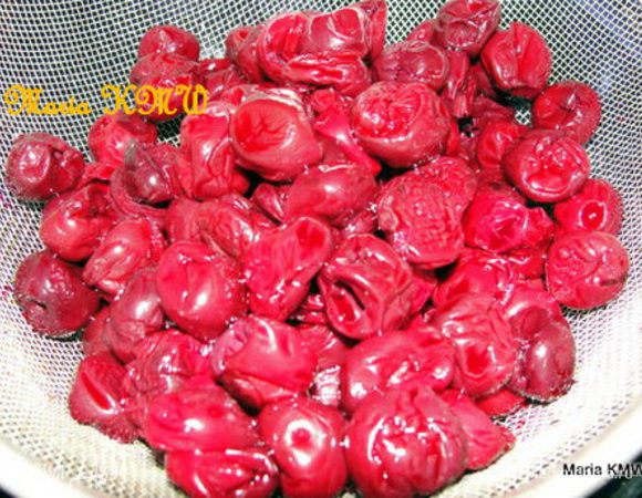 Добавить молоко и вишни, кусочки булочек. ***Несколько вишенок отложить в сторону, для украшения при подаче.*** 