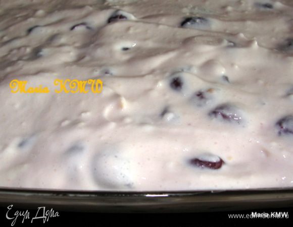 Уложить творожную массу в смазанную сливочным маслом, форму для запекания. Выпекать 40 минут в разогретой до 200 гр. духовке.