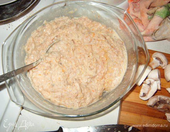 Пропустите куриное филе через мелкую мясорубку. Добавьте взбитые яйца, сливки, цедру апельсина, соль, перец. Все тщательно перемешайте.