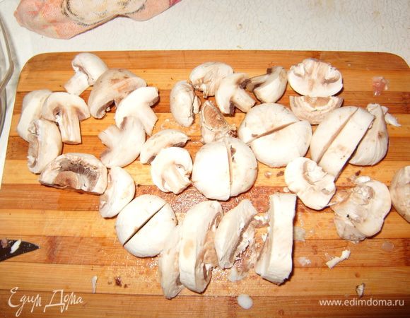 Очистите шампиньоны, нарежьте на половинки