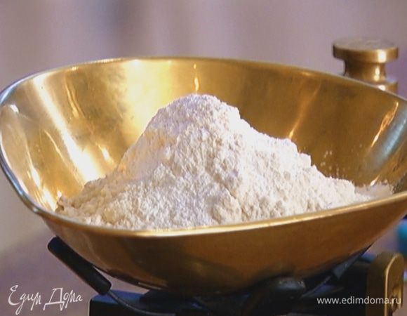 Приготовить тесто: муку перемешать с солью и разрыхлителем.