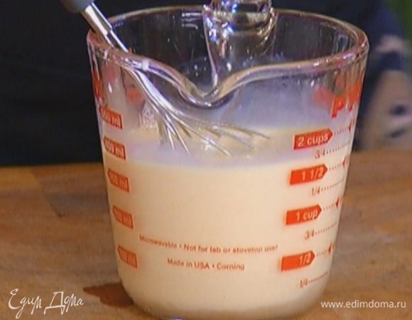 Яйца слегка взбить с молоком и 1 ст. ложкой сахара.