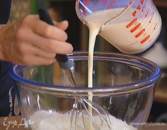 Непрерывно помешивая, ввести яично-молочную смесь в муку.