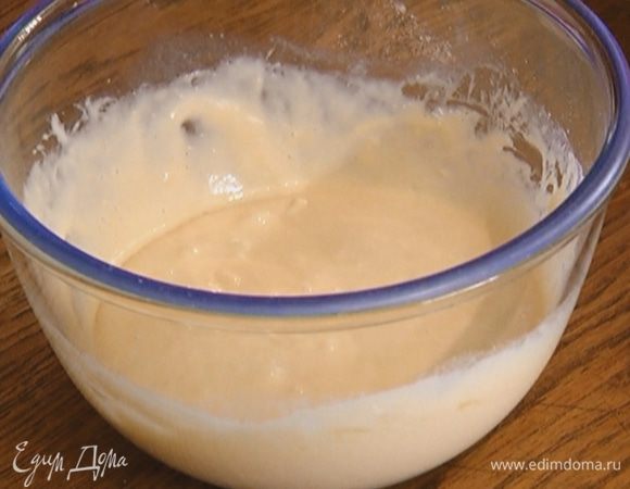 Сливочное масло растопить, влить в тесто и вымешать. Дать тесту отдохнуть.