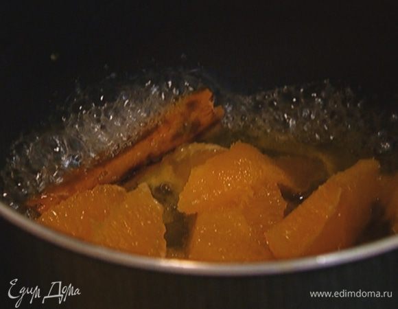 Приготовить соус: поместить в небольшую кастрюлю апельсиновую мякоть, палочку корицы, гвоздику и оставшийся сахар, влить розовую воду и слегка уварить все на медленном огне.