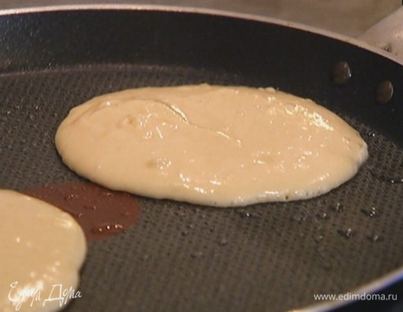 Разогреть в сковороде оливковое масло и испечь оладьи.