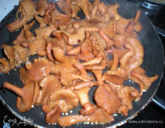 грибы отварить в подсоленной воде,затем немного обжарить на растительном масле.