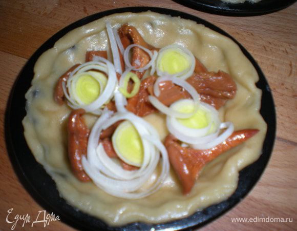 Тесто по рецепту http://www.edimdoma.ru/recipes/23791
Если сразу не использовали все тесто,то его благополучно можно хранить в морозилке.
Вырезаем из теста кружки ,перекладываем в форму,и наполняем грибами и нарезанным луком пореем.