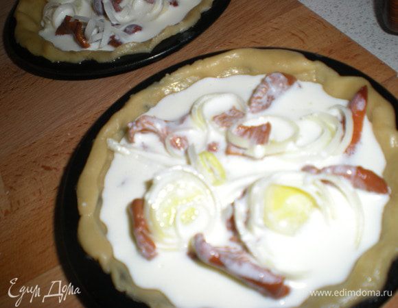 Сметану взбить с яйцом и солью.Залить смесью грибы.Выпекать при 180-200гр до подрумянивания сметанно-яичной смеси.