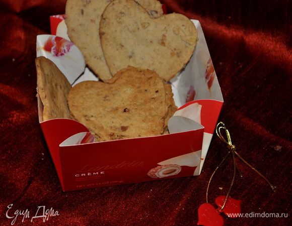 Подготовить духовку разогрев до 150гр.
Выложить охлажденное тесто с бумагой на стол.Вырезать формочкой сердечки и выкладывать осторожно помогая на поддон для выпечки с застелен. пергаментом.Можно сверху осторожно вдавить сахар для украшения/я не делала,слишком хрупкие они печеньки/.
Выпекать до золотистого цвета или 15-18мин.Охладить.Можно хранить в герметичном контейнере до 5дней при комн.тем-ре.