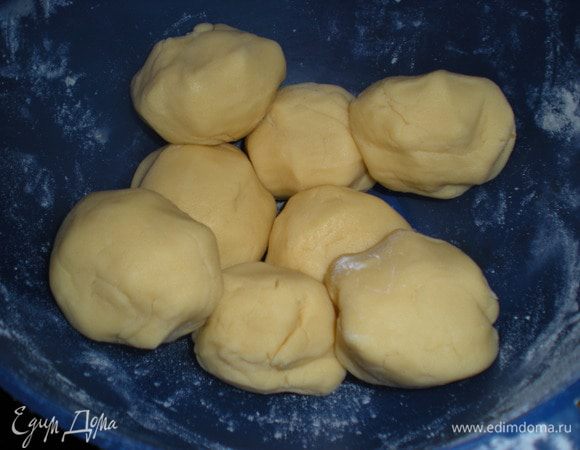 Тесто №1:
Смешать муку с маслом,вымесить тесто.Разделить на 8 частей и убрать в холодильник.