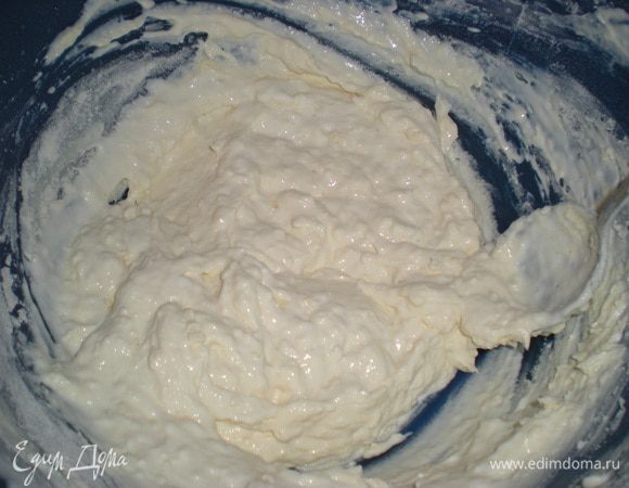 добавить муку и замесить мягкое тесто.