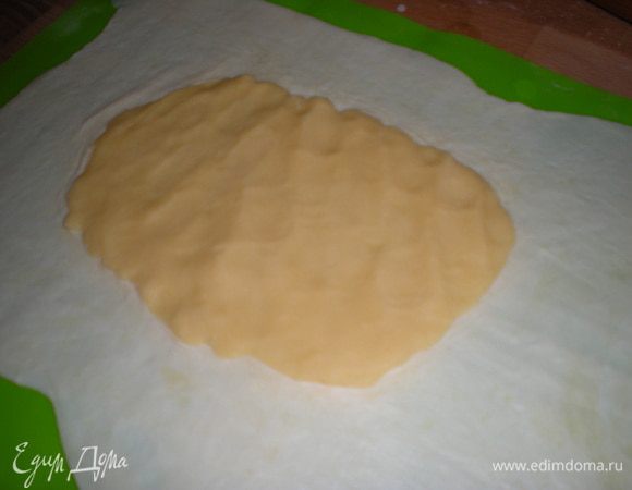 Из каждой части второго теста раскатать квадрат.(Он должен быть вдвое больше квадрата из первого теста.)На середину положить квадрат из первого теста.