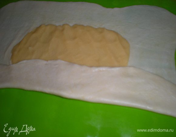 сложить тесто в виде конверта:загните нижний край