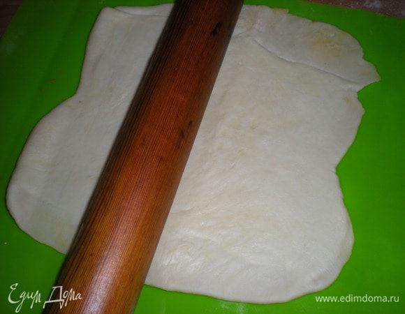 раскатать в одном направлении.Не забывайте класть тесто узким краем к себе.Работайте скалкой вперёд,назад(к себе,от себя)