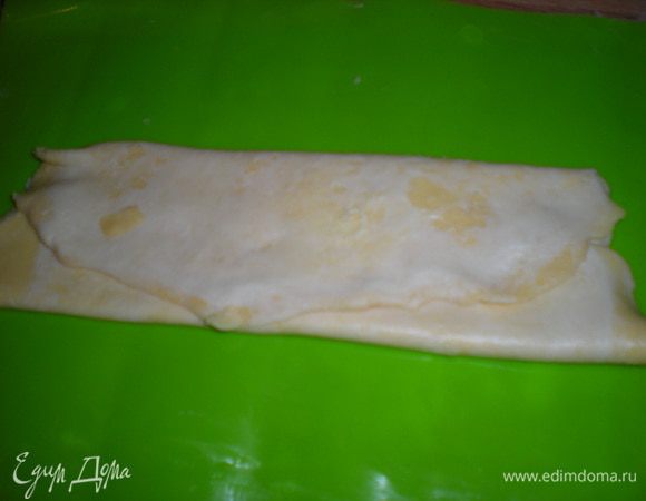 Теперь сложить еще раз,но уже втрое.Сначала нижний край,на него верхний край...