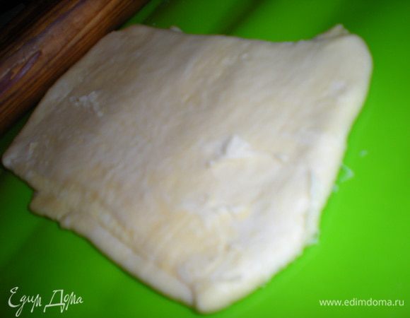 Опять раскатываем и повторяем все сложения.Тесто уже начинает отслаиваться тонюсенькими листочками.