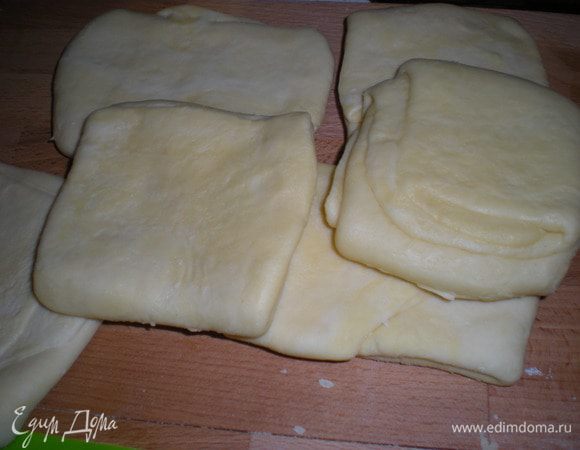 Таким образом готовим 8 заготовок,пока будем раскатывать первую,остальные заготовки убираем в холодильник.