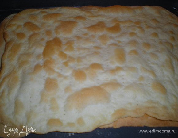 Температуру делаем меньше до 200-210 гр и выпекаем первый корж до золотистого цвета.И так поступаем с последующими заготовками.Я их держу в холодильнике и вынимаю по одной.