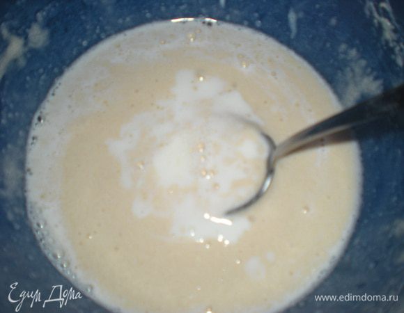 Малыми порциями добавляем молоко.